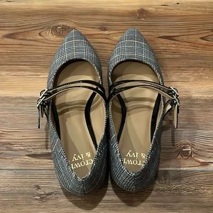 Size 8, black, white and red houndstooth pattern pointy-toed flats